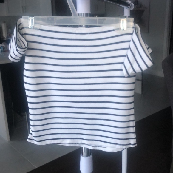 Crop top with small sleeves - Picture 3 of 4